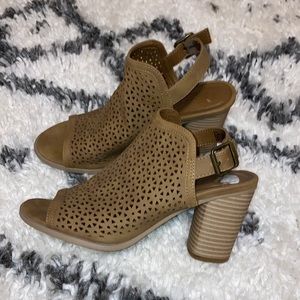 Universal thread heels. Brown Size 8.5 women’s heels.